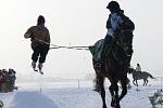 Jezdci na koních a lyžaři se sešli v Janově při horseskijöringu