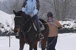 Jezdci na koních a lyžaři se sešli v Janově při horseskijöringu