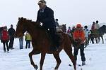 Jezdci na koních a lyžaři se sešli v Janově při horseskijöringu