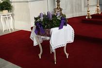 SVÍCE na adventním věnci by měly být fialové, protože fialová je liturgická barva adventu, i to se dozvěděli návštěvníci během Barborkových slavností na litomyšlském zámku.