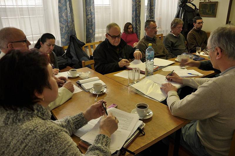 Jednání v Makově  přineslo  posun v záležitosti.  Zástupci občanského sdružení  požadují, aby společnost Drupork  otestovala přípravek ostravské firmy na odbourávání čpavku.   