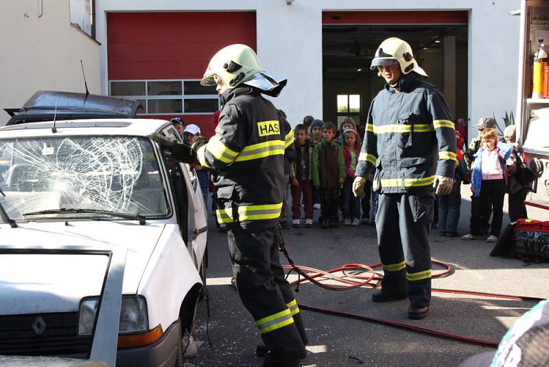 Lidé se ve středu podívali k hasičům, na policii a ke strážníkům. Nahlédli také pod ruce záchranářů.