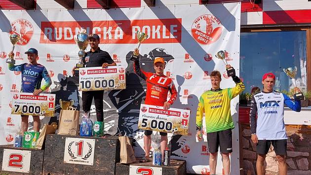 Stupně vítězů po závodu MX1 v Rudníku: zleva Repčák, Locurcio, Krč, čtvrtý Pala, pátý Dvořáček.