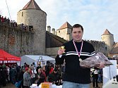 Jaroslav Němec z Bystrého vyhrál soutěž v pojídání knedlíků s uzeným na hradě Veveří.