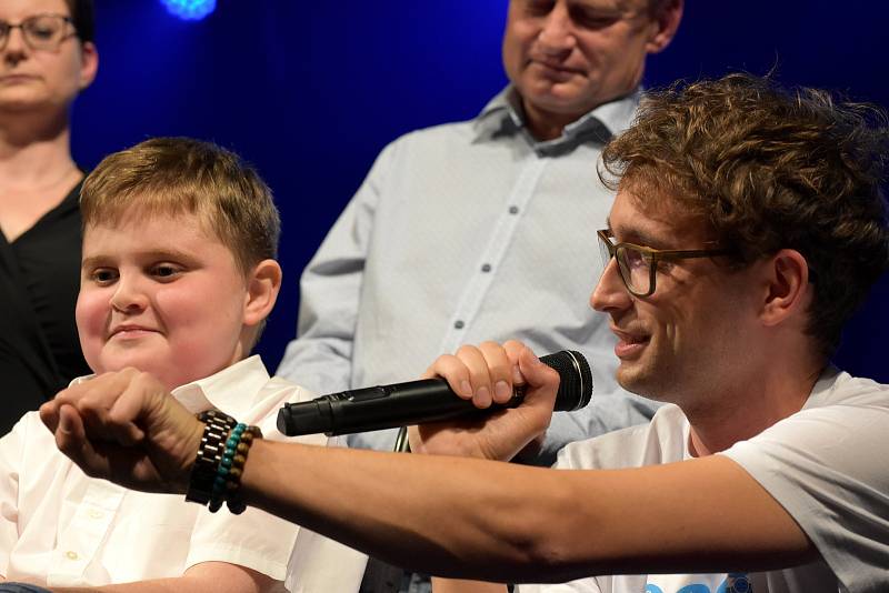 Janek Ledecký zahájil v Litomyšl 15. ročník benefičního festivalu Hudba pomáhá. Letos výtěžek dostane rodina Tomáše Lněničky z Morašic.