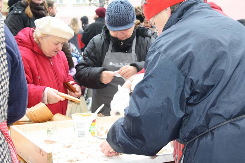 ÚSMĚVNÉ SCÉNKY pouličního divadla Kvelb, dechovka, zabíjačkové dobroty a hlavně dobrá nálada, to vše zažívali v sobotu  lidé na masopustním veselí ve Svitavách.  