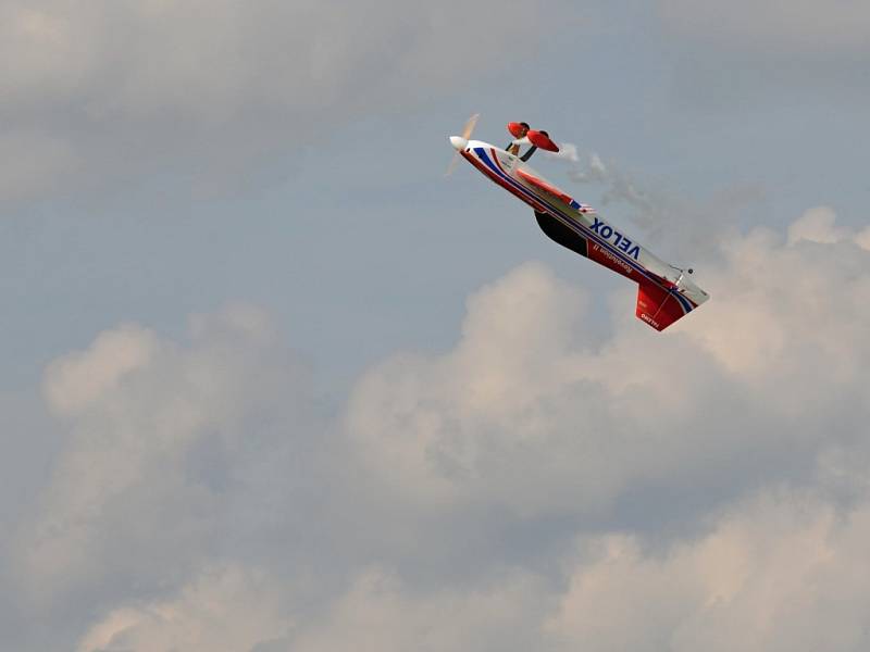 Obdiv si na leteckém dni v Litomyšli zasloužili nejen piloti, ale i modeláři, kteří svá letadla nechali odpočívat.