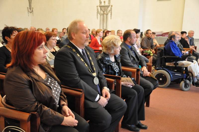 Lékařce Haně Šmákalové  přišli popřát také její kolegové. Mezi gratulanty s květinami ale nechyběli ani pacienti  známé  lékařky.  