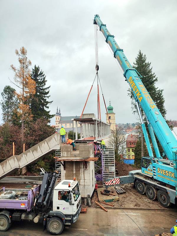 Stavba nového nadchodu přes silnici I/35 v Litomyšli. Jeřáb položil na pilíře postupně oba kusy ocelové lávky.