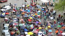 Pokusu  o rekord ze zúčastnili lidé s deštníky.