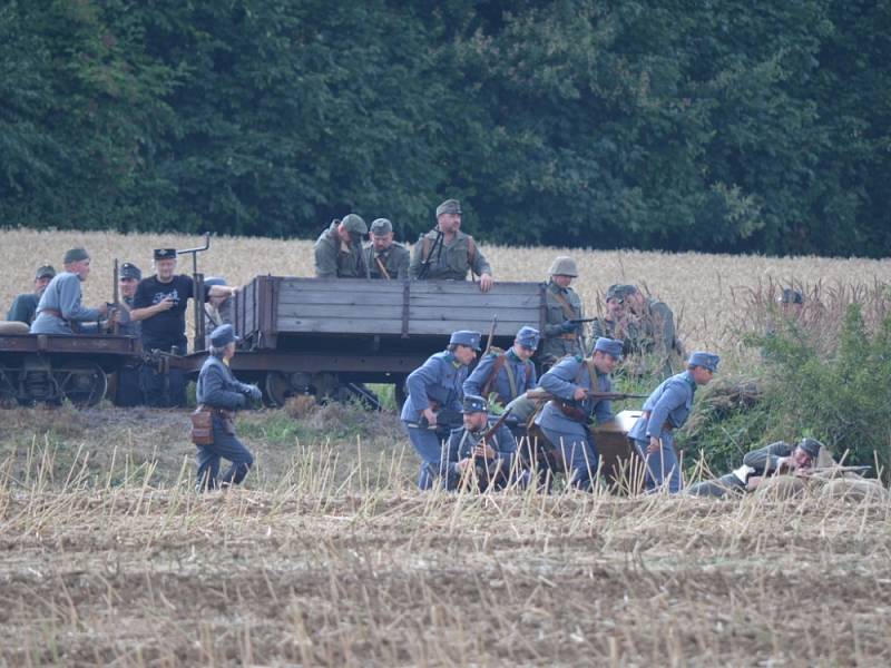 Diváci, kteří přijeli v sobotu do Mladějova,  nepřišli o pořádnou podívanou. Rakušané použili v boji proti Rusům i plamenomet. V lazaretu sténali zranění. Tomu všemu přihlíželi i dámy v dobových róbách. 