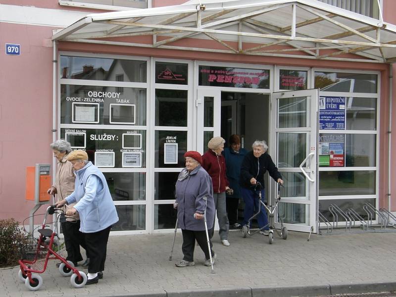 Senioři z Poličky vyrazili na pochod s názvem Seniorská stopa