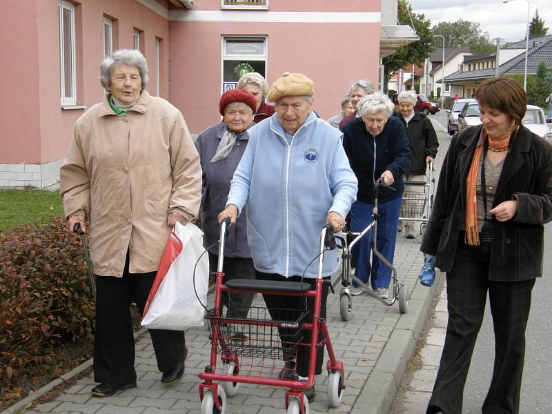 Na výšlap vyrazila i osmdesátiletá Marie Švejdová. Dostala příležitost vyzkoušet nové chodítko.