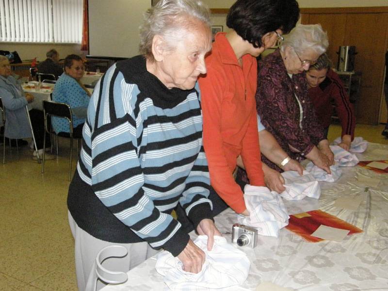 Senioři z Poličky vyrazili na pochod s názvem Seniorská stopa