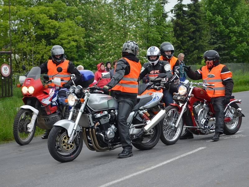 Motorkáři vyjeli v sobotu na svou první letošní společnou vyjížďku. Sraz měli jako vždy v Janově.