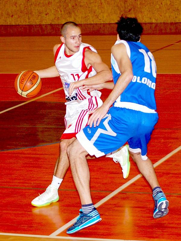 Svitavští basketbalisté (v bílých dresech) marně hledali účinný recept na hru kvalitního olomouckého soupeře. 