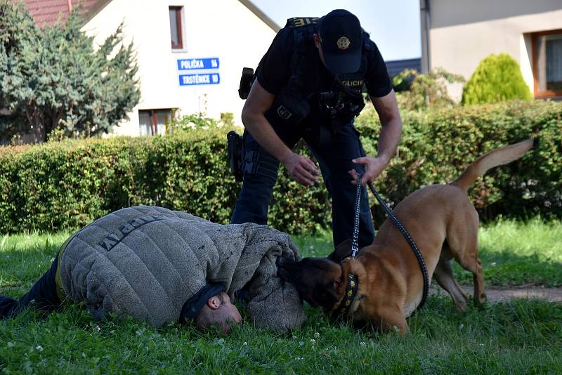 Děti v Dolním Újezdu si v neděli vyzkoušely jízdu zručnosti přes různé překážky. Akci navštívili policisté ze Svitav se služebními psy.