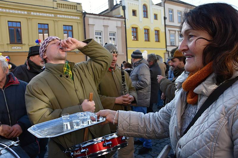 Maškary z Vortové u Hlinska ovládly v sobotu centrum Svitav. Masopust se ve městě uskutečnil již po sedmnácté. Nechyběla tradiční zabijačka, koblížky a jiné dobroty. Masopustní rej zakončilo tradiční porážení a vzkříšení kobyly.