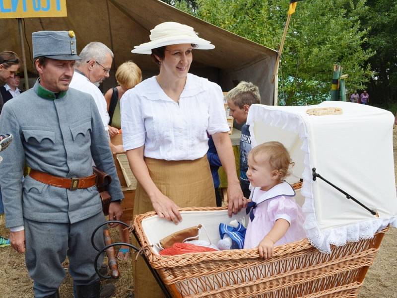 Diváci, kteří přijeli v sobotu do Mladějova,  nepřišli o pořádnou podívanou. Rakušané použili v boji proti Rusům i plamenomet. V lazaretu sténali zranění. Tomu všemu přihlíželi i dámy v dobových róbách. 