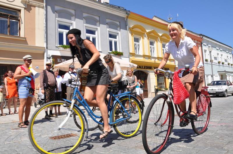 Stará kola  nejsou jen na  dívání. To v Poličce dokázali všichni  cyklisté, kteří na historických bicyklech dorazili. Zúčastnili se totiž závodu kolem radnice.