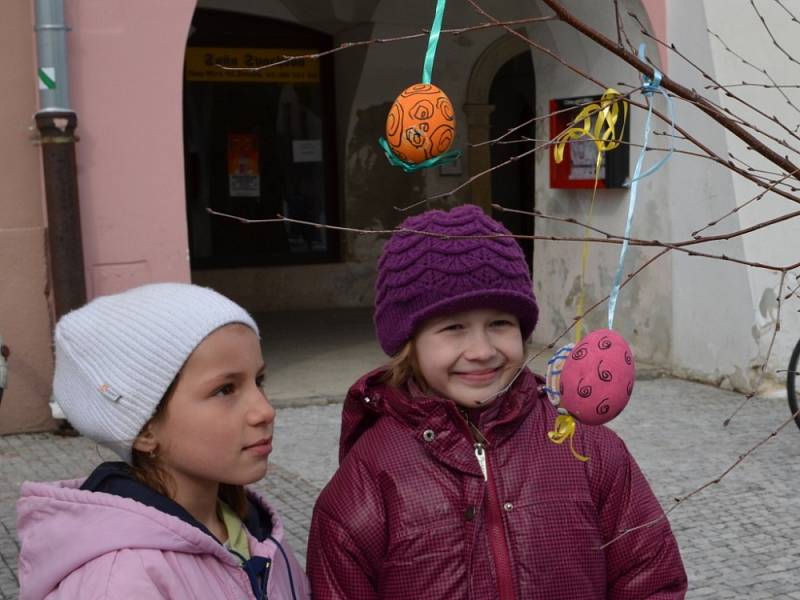 SVITAVSKÉ VELIKONOCE vypukly tradičně už ve středu. Děti se v dílničkách seznamovaly s lidovými zvyky.  Na náměstí nechyběl jarmark a zookoutek s ovečkami.