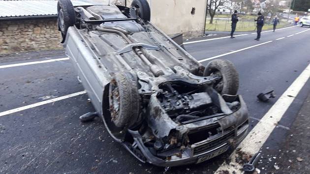V Jedlové se překulilo auto přes střechu, řidič skončil v nemocnici.