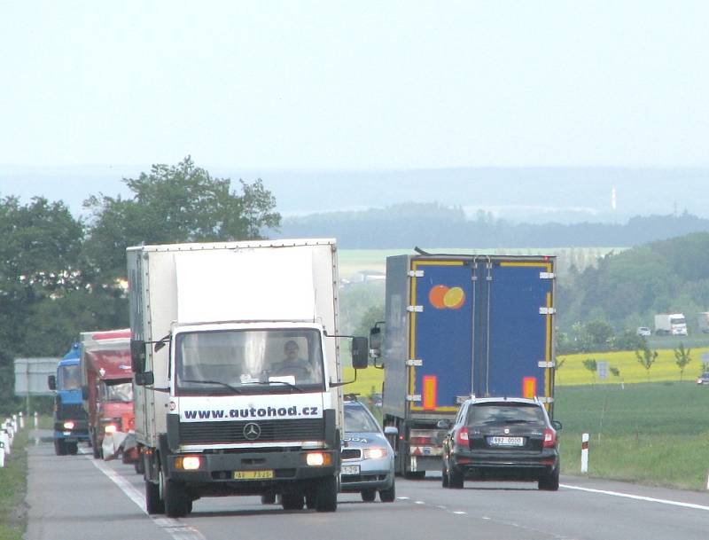 Zemědělci ze svitavského okresu se dnes připojili k protestní akci. Silnice I/35 z Litomyšle na Svitavy.