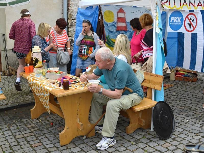 Na Toulovcově náměstí proběhlo klání  ve vaření kotlíkových gulášů. Při vaření se bavili soutěžící i kolemjdoucí. 