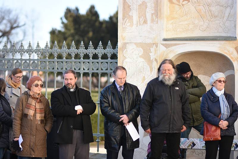 Desítky lidí v Litomyšli se sešly v neděli odpoledne na zámeckém návrší při Modlitbě za Ukrajinu.