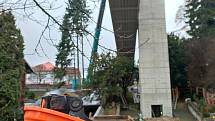 Stavba nového nadchodu přes silnici I/35 v Litomyšli. Jeřáb položil na pilíře postupně oba kusy ocelové lávky.