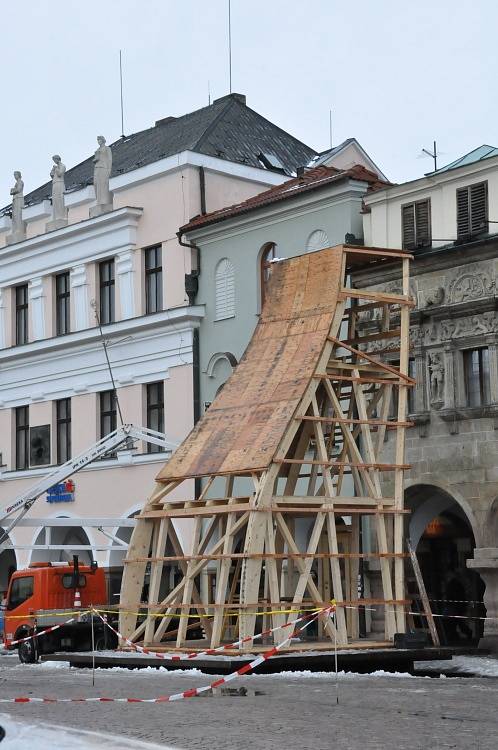 Neviditelná Perská věž zmizela z náměstí v Litomyšli