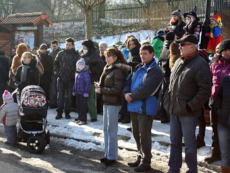 Maškary, živá kapela, všeobecné veselí. To vše bylo k vidění v sobotu 7. února ve Vítějevsi. Nechyběla ani tradiční poprava kobyly, která však díky medicíně pana starosty opět ožila. Mohla tak společně s ostatními začít hodovat. 