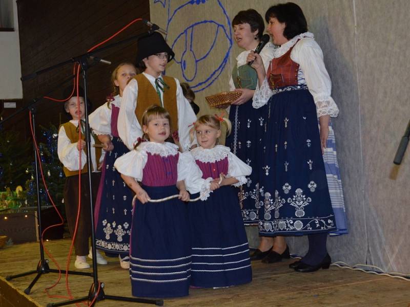 VÁNOČNÍ VÝSTAVA v  Lubné přinesla vánoční inspiraci. Své výrobky představily také děti ze základní a mateřské školy. Návštěvníci si užili vystoupení sboru Lubeňáček. 
