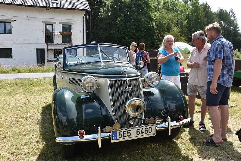 ŠIROKÝ DŮL u Poličky hostil v sobotu 9. ročník srazu veteránů. Tisíce návštěvníků obdivovaly na tři stovky naleštěných historických automobilů, motocyklů, stabilní motory i traktory. Nejstarším vozem byl Ford z roku 1916. „Jezdí k nám lidé z celého kraje 