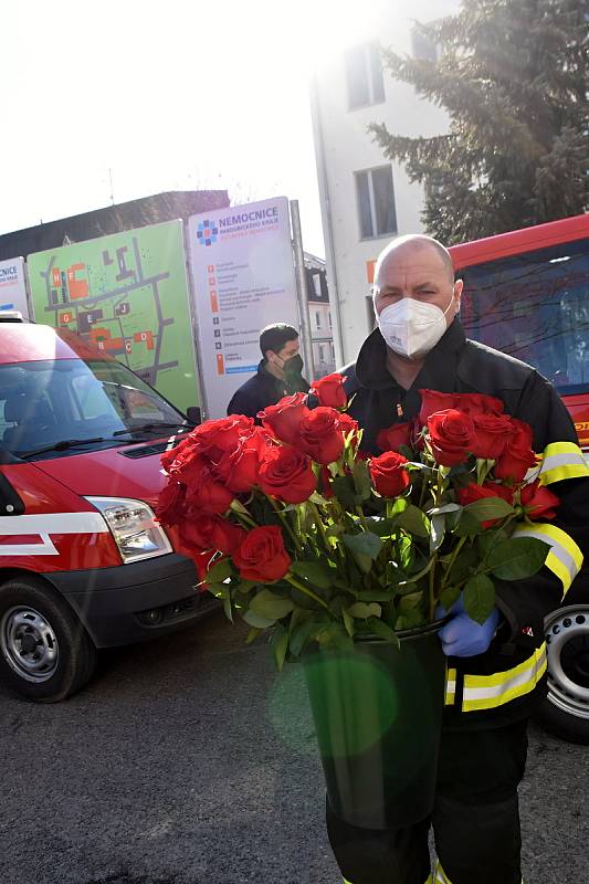 DOBROVOLNÍ HASIČI v neděli přivezli sestřičkám do nemocnice ve Svitavách desítky rudých růží a drobných dárků. Za velké překvapení sklidili potlesk. Foto: Deník/ Iveta Nádvorníková