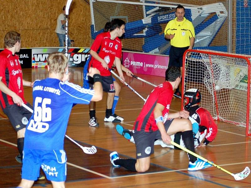 LITOMYŠLSKÝ DAVID PETRÁŽ (66) vypálil, míček už se třepotá v síti za zády brankáře Jiřího Skácelíka a skóre florbalového derby  je vyrovnané 2:2. Hosté následně opanovali palubovku.