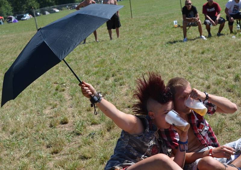 FEST POD PAROU. Jedenáctý ročník festivalu přitáhl na louku pod Hřebčí tisíce vyznavačů punkové muziky. 