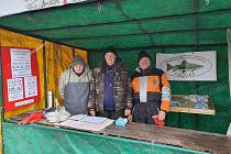 Rybáři z Poličky zahájili prodej vánočních kaprů.