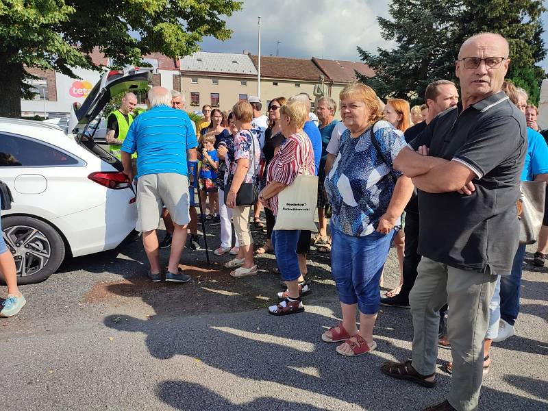 Na Andreje Babiše, Alenu Schilerovou a Karla Havlíčka čekali v Jevíčku jeho příznivci i odpůrci.