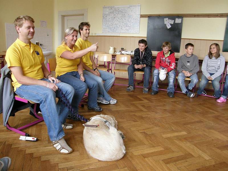 Nevidomý Petr Hromádka zavítal i se svým vodícím psem, fenkou Anie, mezi poličské žáky.