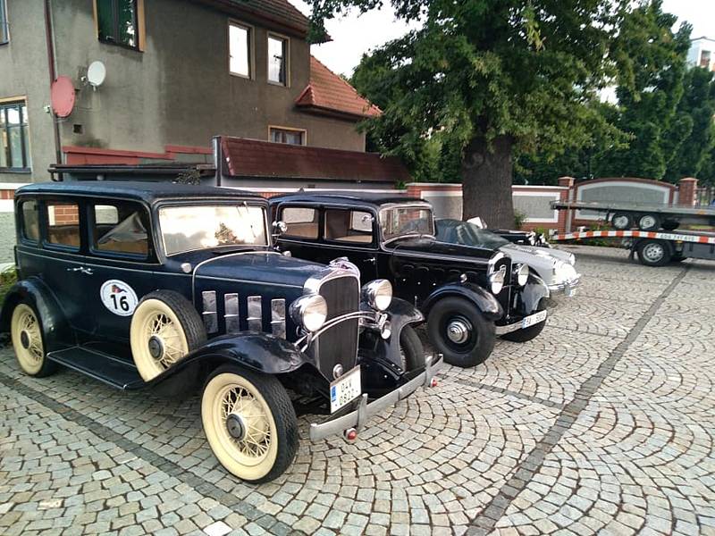 Flídrovi z Litomyšle jedou s Chevroletem z roku 1932 Mezinárodní soutěž spolehlivosti Československem 1921–2021.