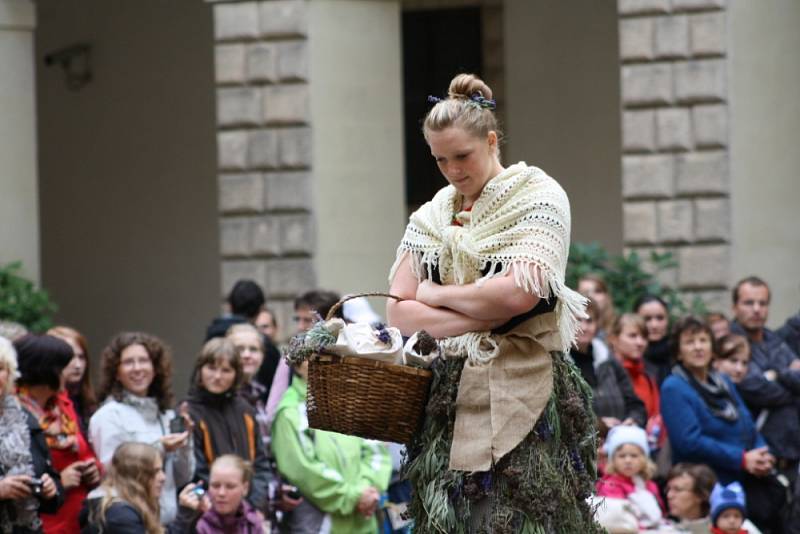 SVATBA V KROJI I V BÍLÉM.  Studenti zahradnické školy předvedli na květinové show nejdříve staročeskou svatbu a poté publikum na zámeckém nádvoří zhlédlo přehlídku současných svatebních  šatů a kytic. 