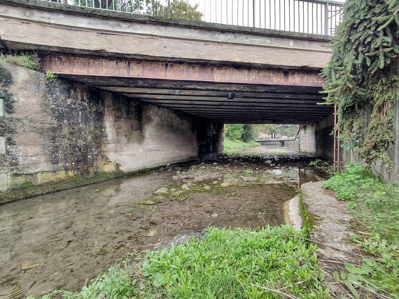 Světelná křižovatka na I/35 v Litomyšli jde podejít po chodníku kolem řeky Loučné.