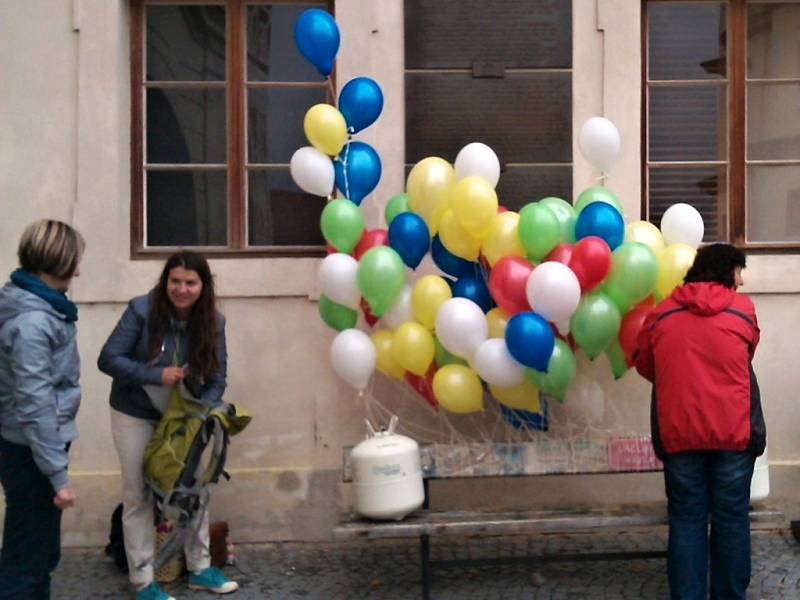 v Litomyšli poslali osmdesát balónků pro Václava Havla k jeho nedožitým narozeninám