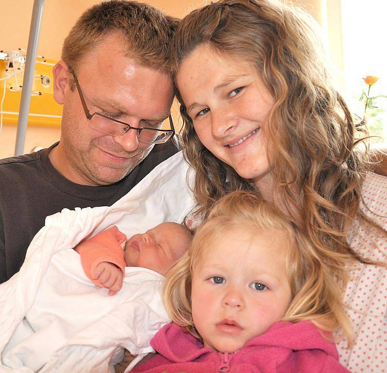 ELA JETMAROVÁ.  Holčička se narodila v Litomyšlské nemocnici 6. září ve 23.50 hodin. S rodiči Radkou a Filipem a sestřičkou Aničkou bude vyrůstat v Litomyšli.   