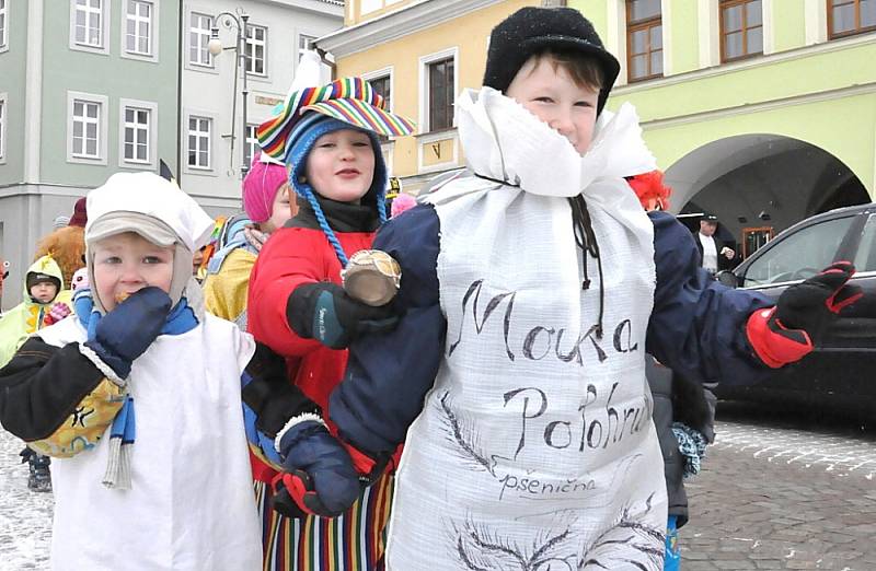 DĚTI SE VESELILY. Různí šaškové, klauni, princezny, ale i policisté nebo hokejista byli k vidění včera na Smetanově náměstí v Litomyšli při tradičním masopustu. 