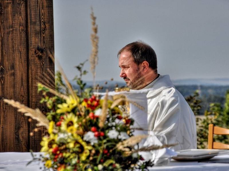 V sobotu  vysvětil kněz Bránu milosrdenství v Chotovicích