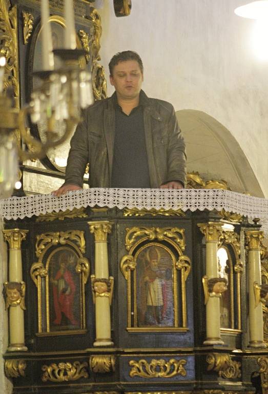 Radoslav Fikejz přednáší o kostele sv. Jiljí během Noci kostelů.