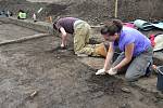 Naleziště na Jevíčsku je bohaté na artefakty. Studenti odkrývají jednotlivé vrstvy zeminy a odhalují germánské hroby. 
