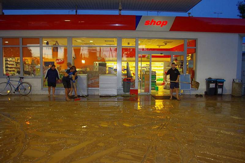 Pondělní podvečerní liják způsobil ve Svitavách bleskové lokální záplavy.